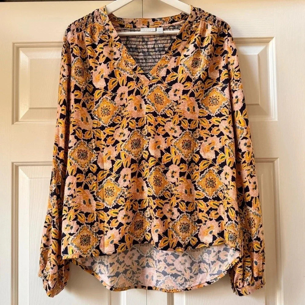 Hinge Smocked Floral V-Neck Long Sleeve Floral Blouse Shirt Women’s size Small